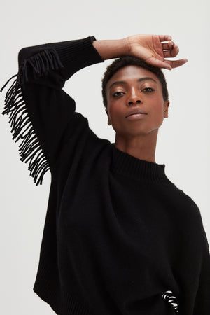 Boxy O-neck Sweater Fringes - Black
