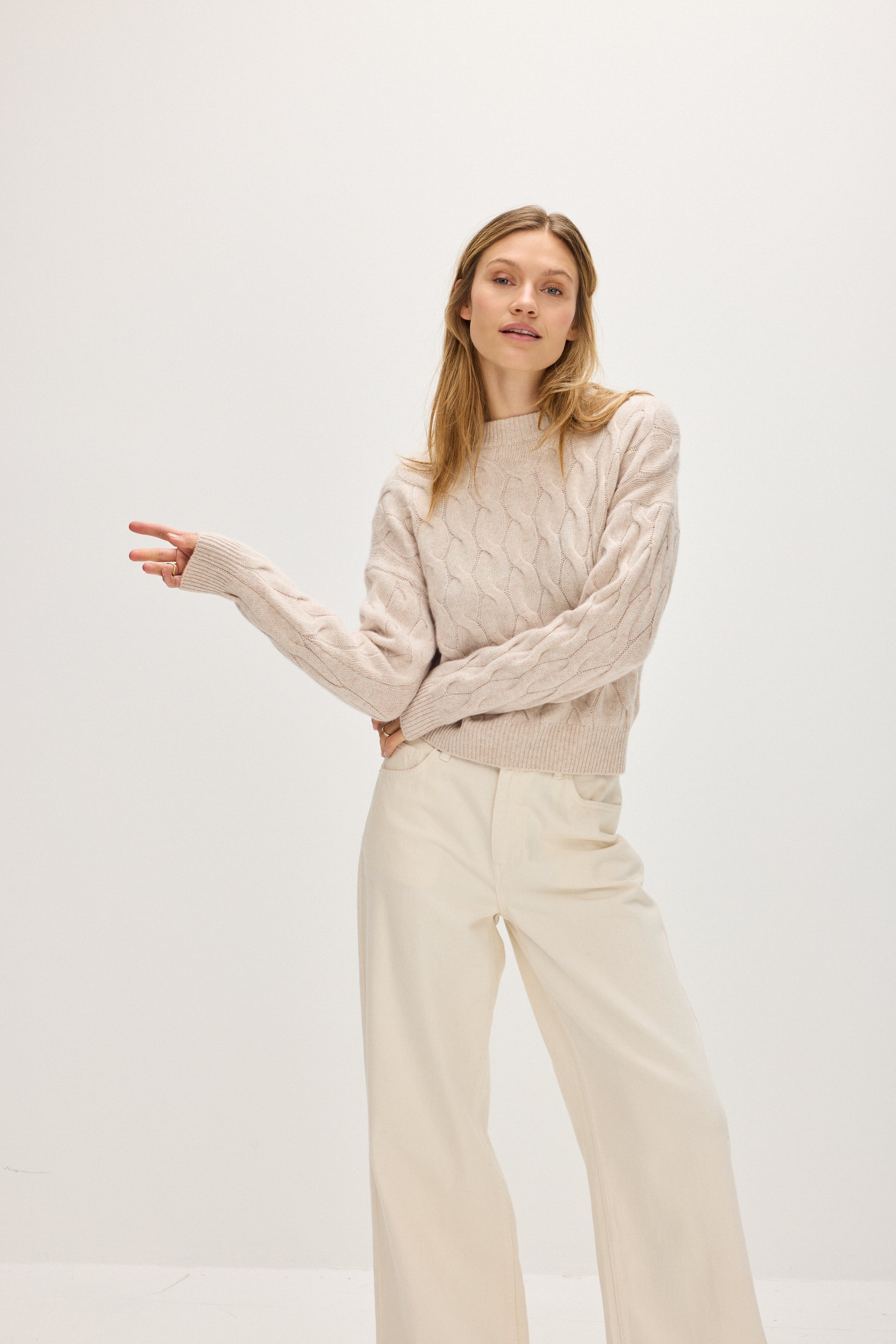 Davida Chunky O-neck Cable Sweaters Light Beige