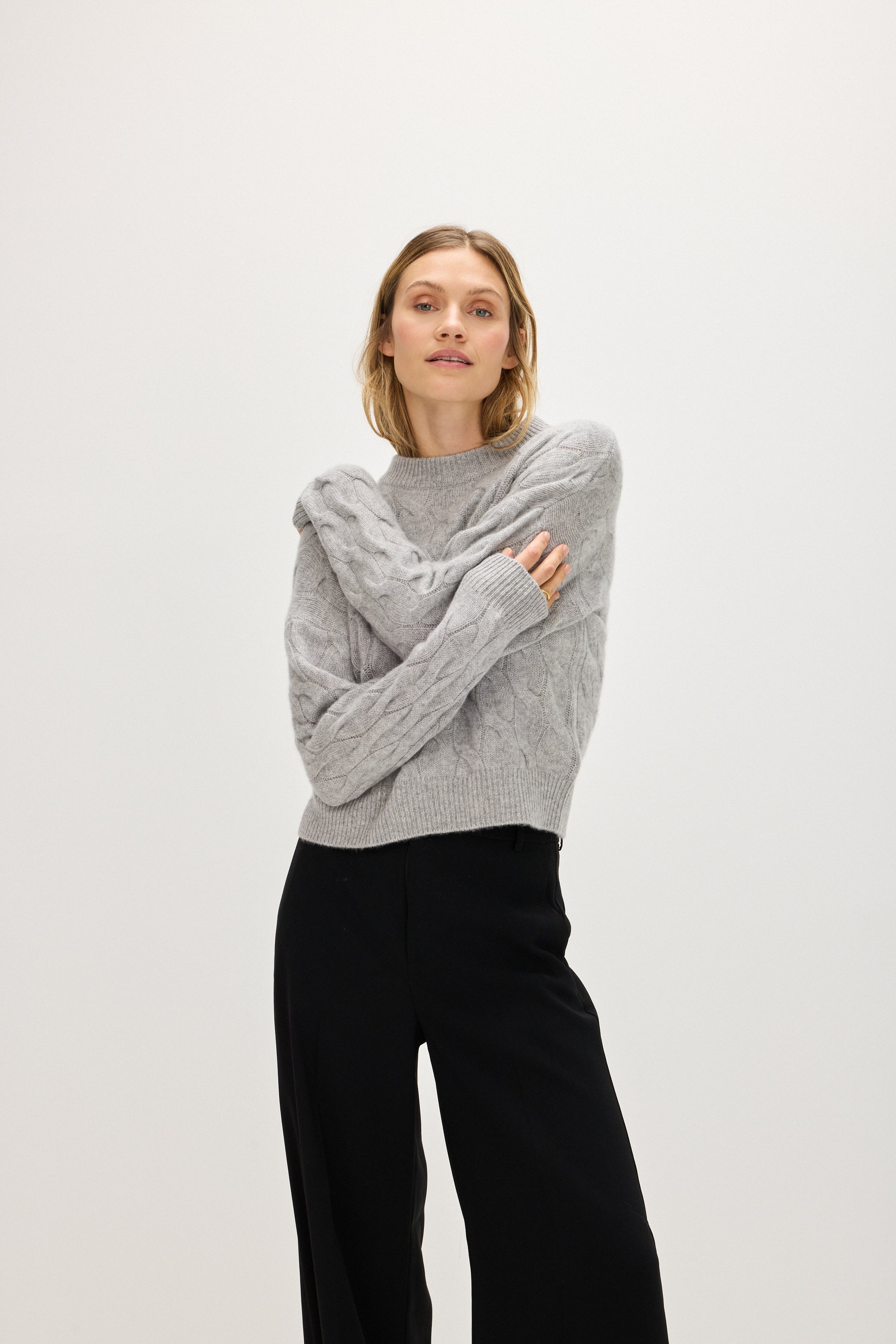 Davida Chunky O-neck Cable Sweaters Light Grey