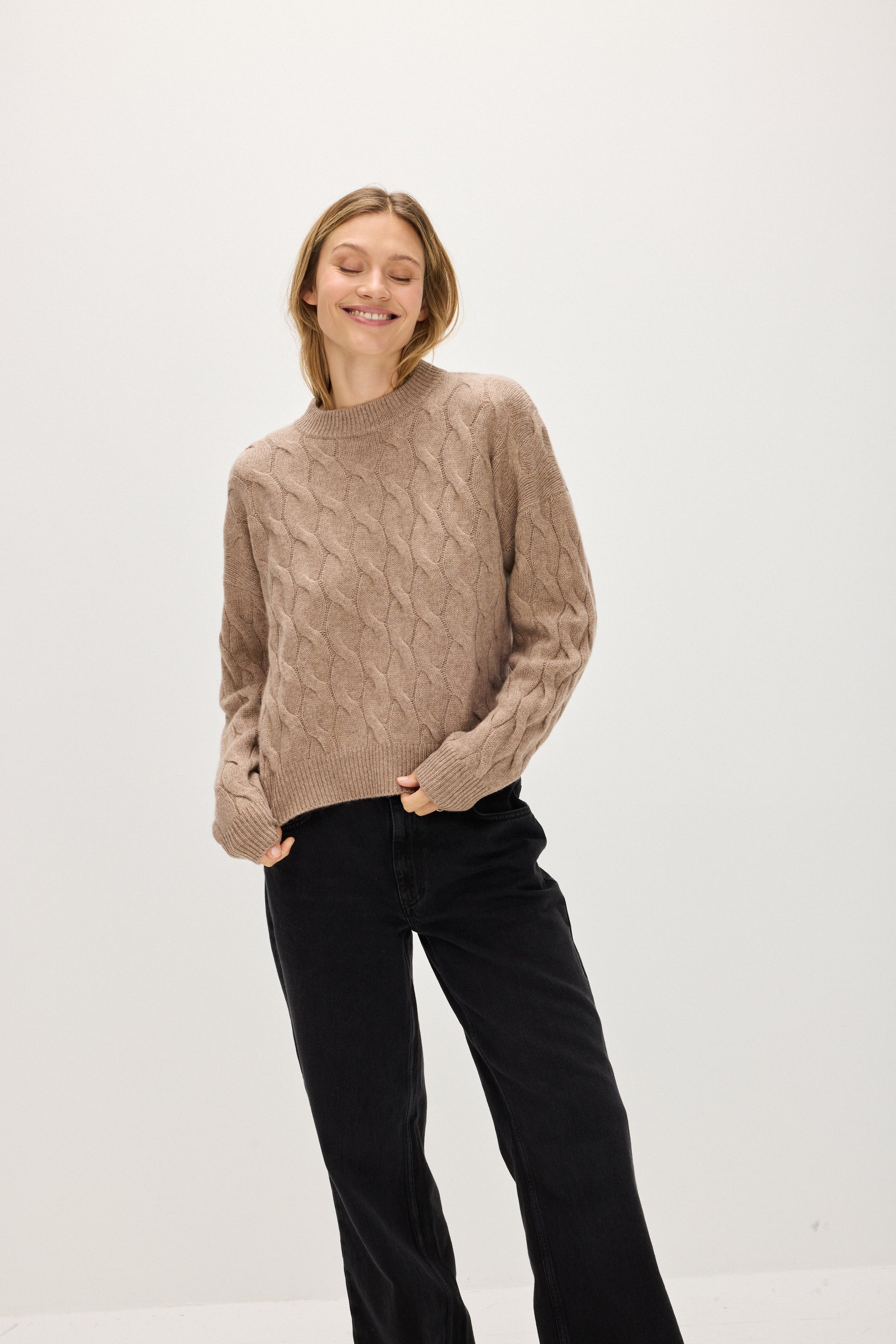 Davida Chunky O-neck Cable Sweaters Mink