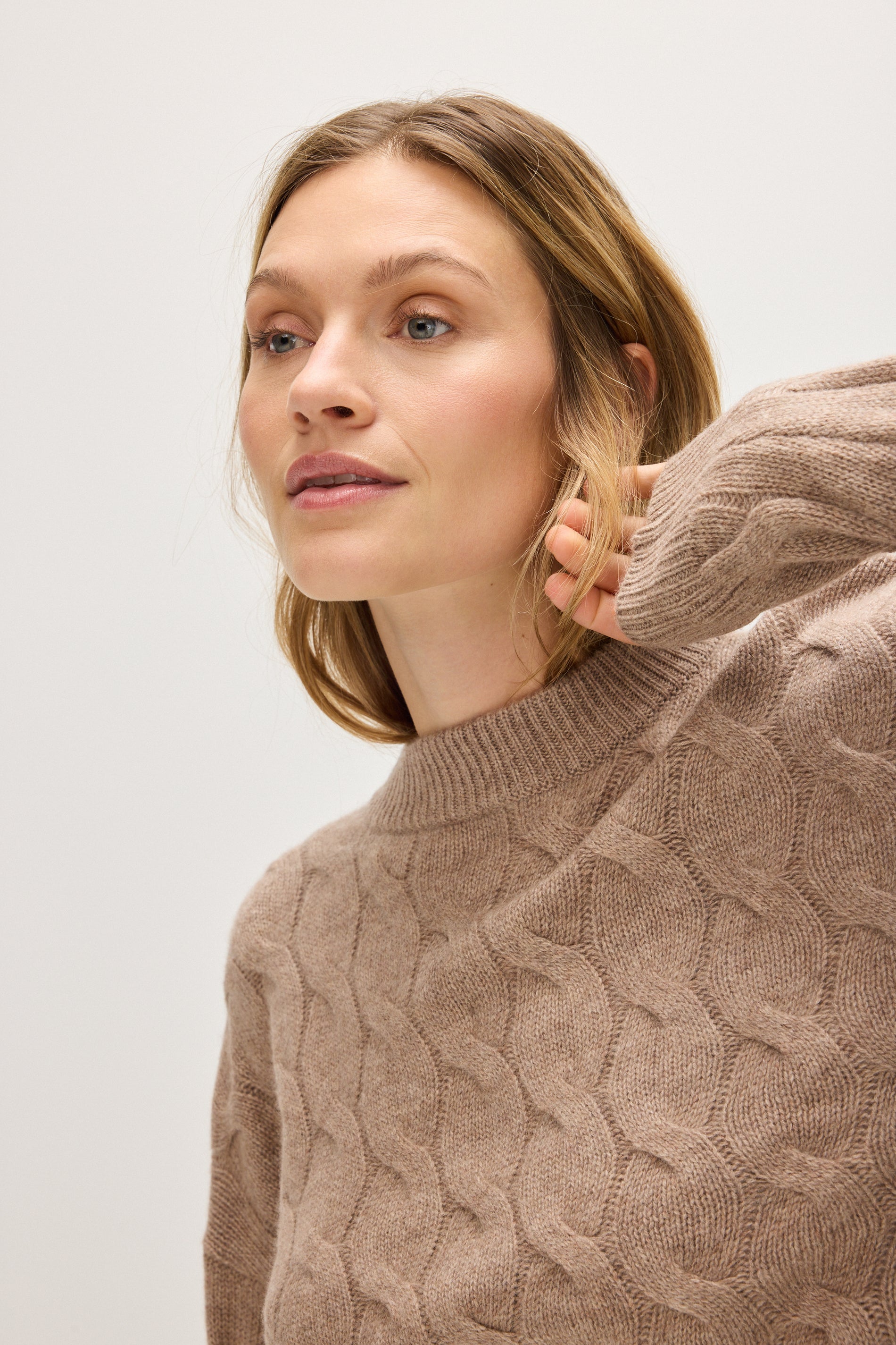 Davida Chunky O-neck Cable Sweaters Mink
