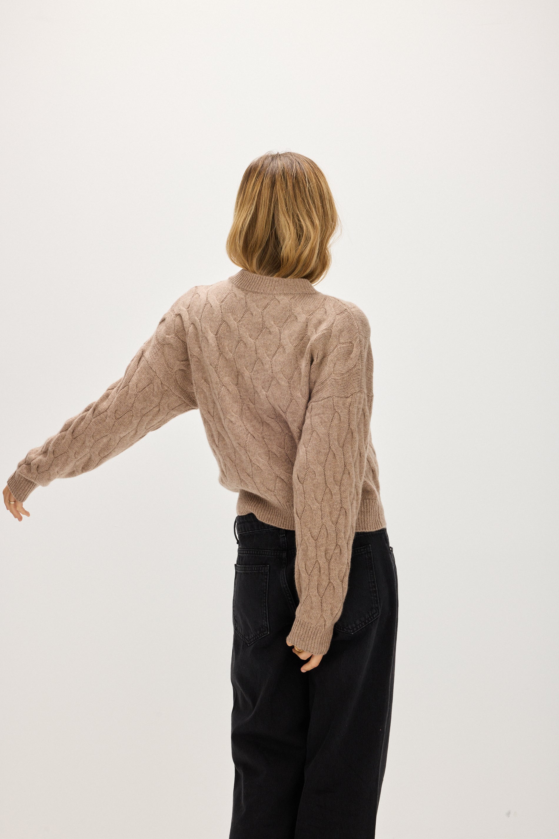 Davida Chunky O-neck Cable Sweaters Mink