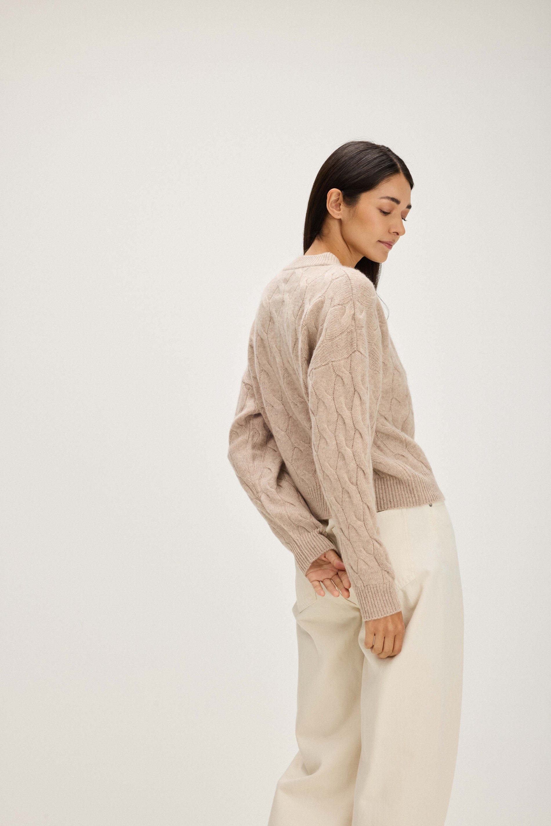 Davida Chunky O-neck Cable Sweaters Sand