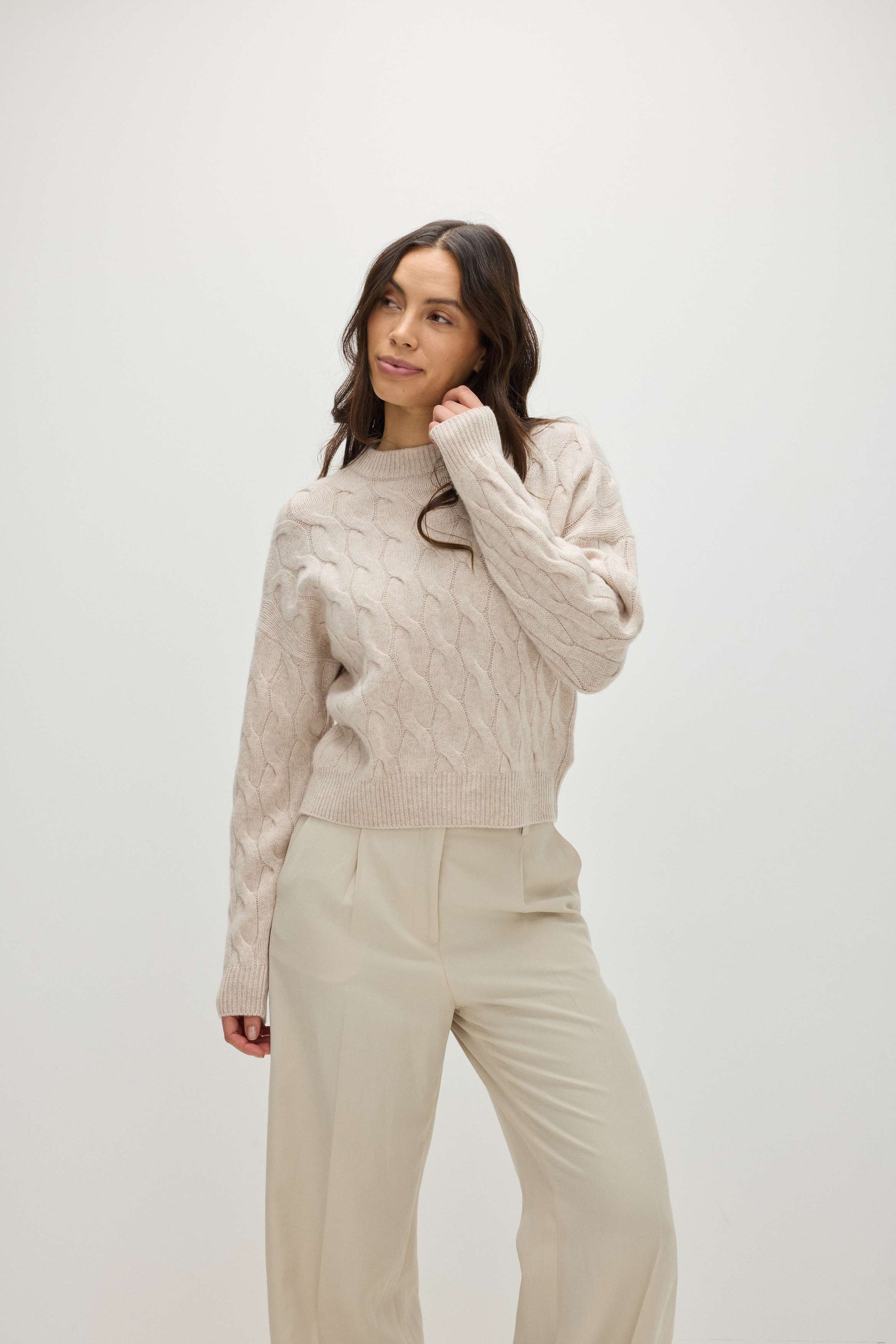 Davida Chunky O-neck Cable Sweaters Sand