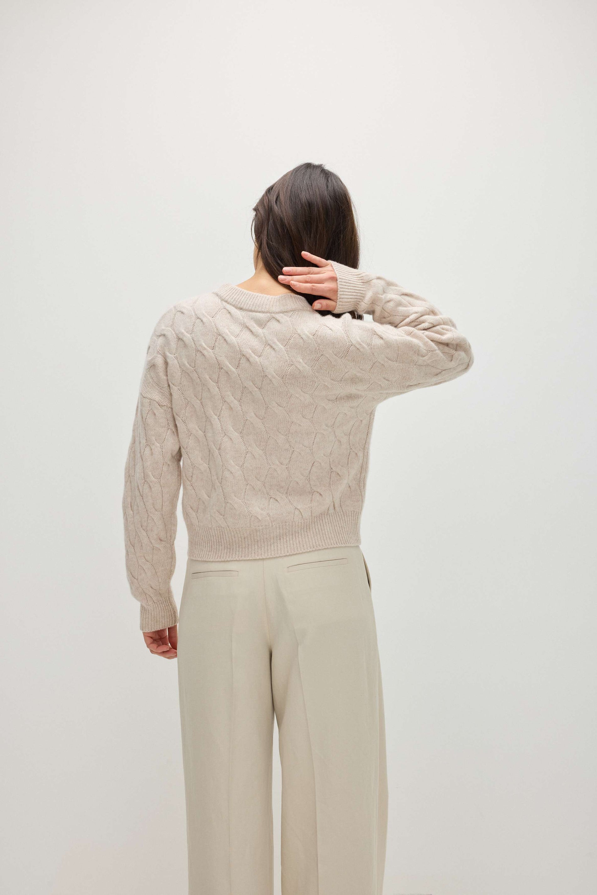 Davida Chunky O-neck Cable Sweaters Sand