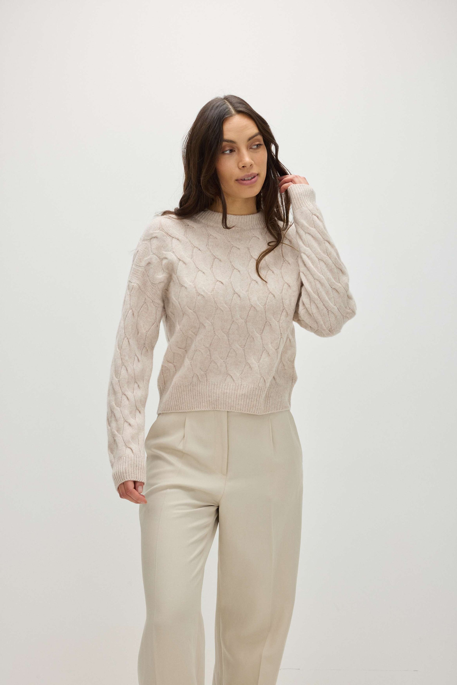 Davida Chunky O-neck Cable Sweaters Sand