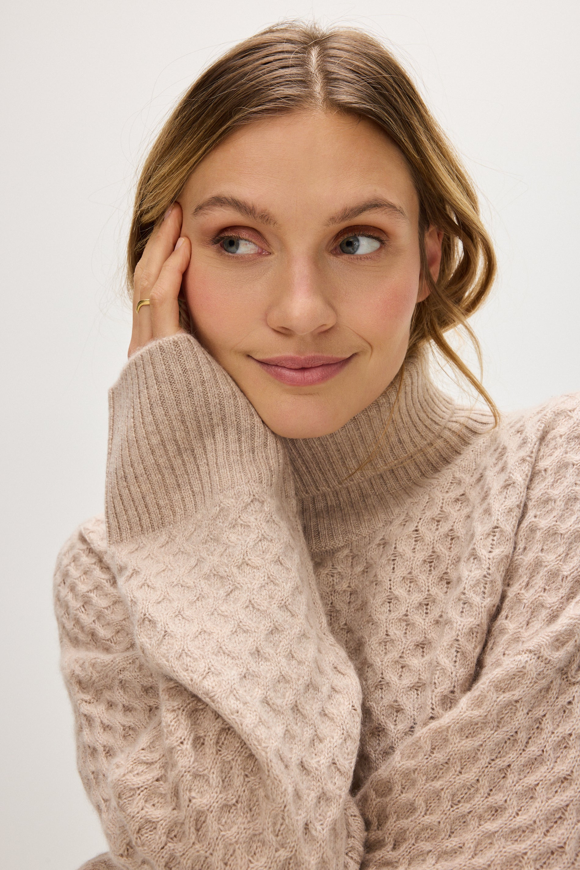 Davida Chunky Roll Neck Diamond Knit Sweaters Sand