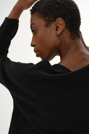 Curved Sweater - Black