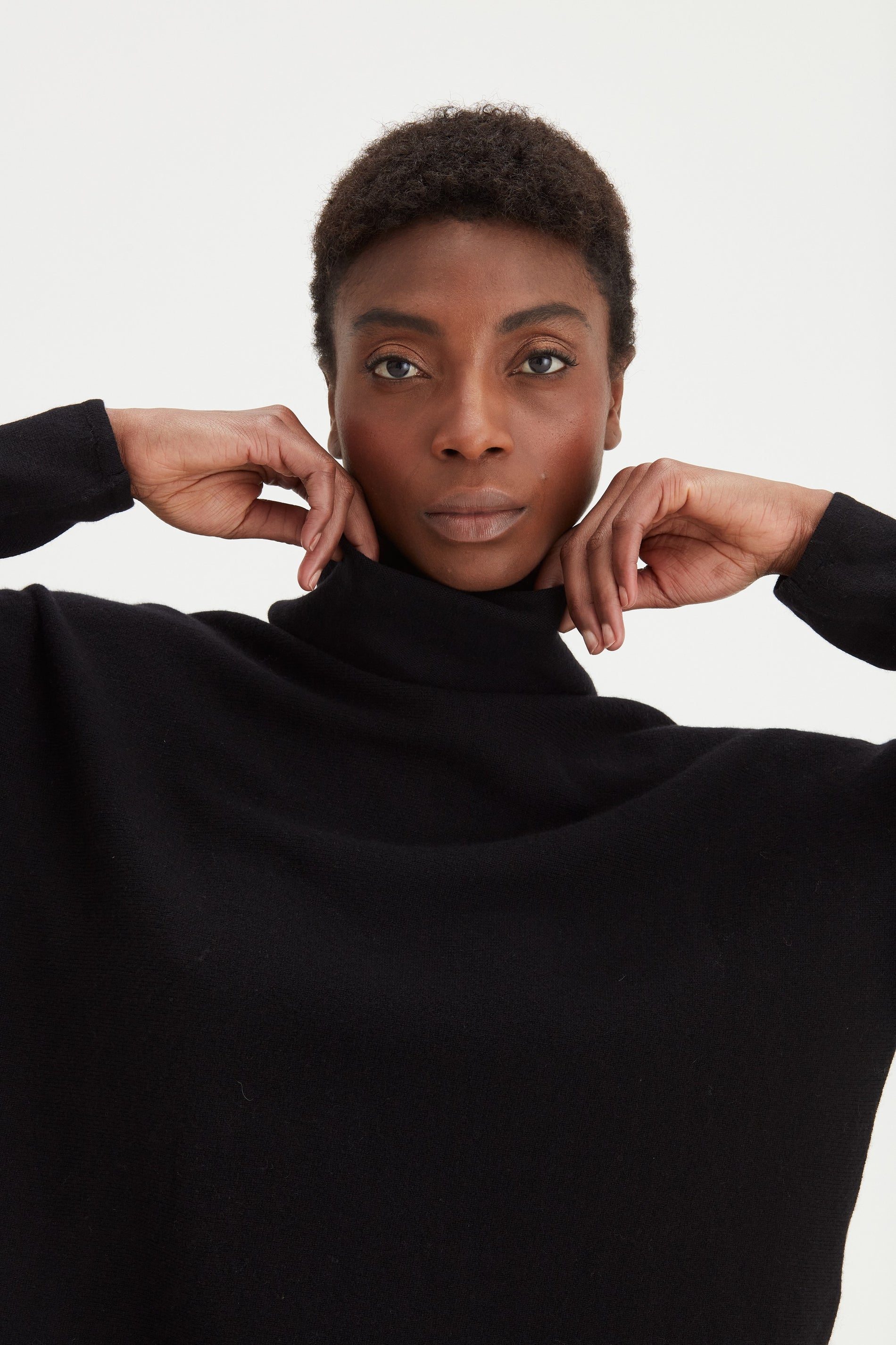 Davida Curved Turtleneck Sweaters Black