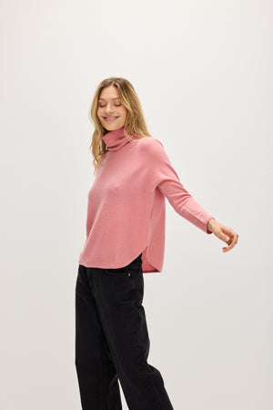 Curved Turtleneck - Dusty Pink