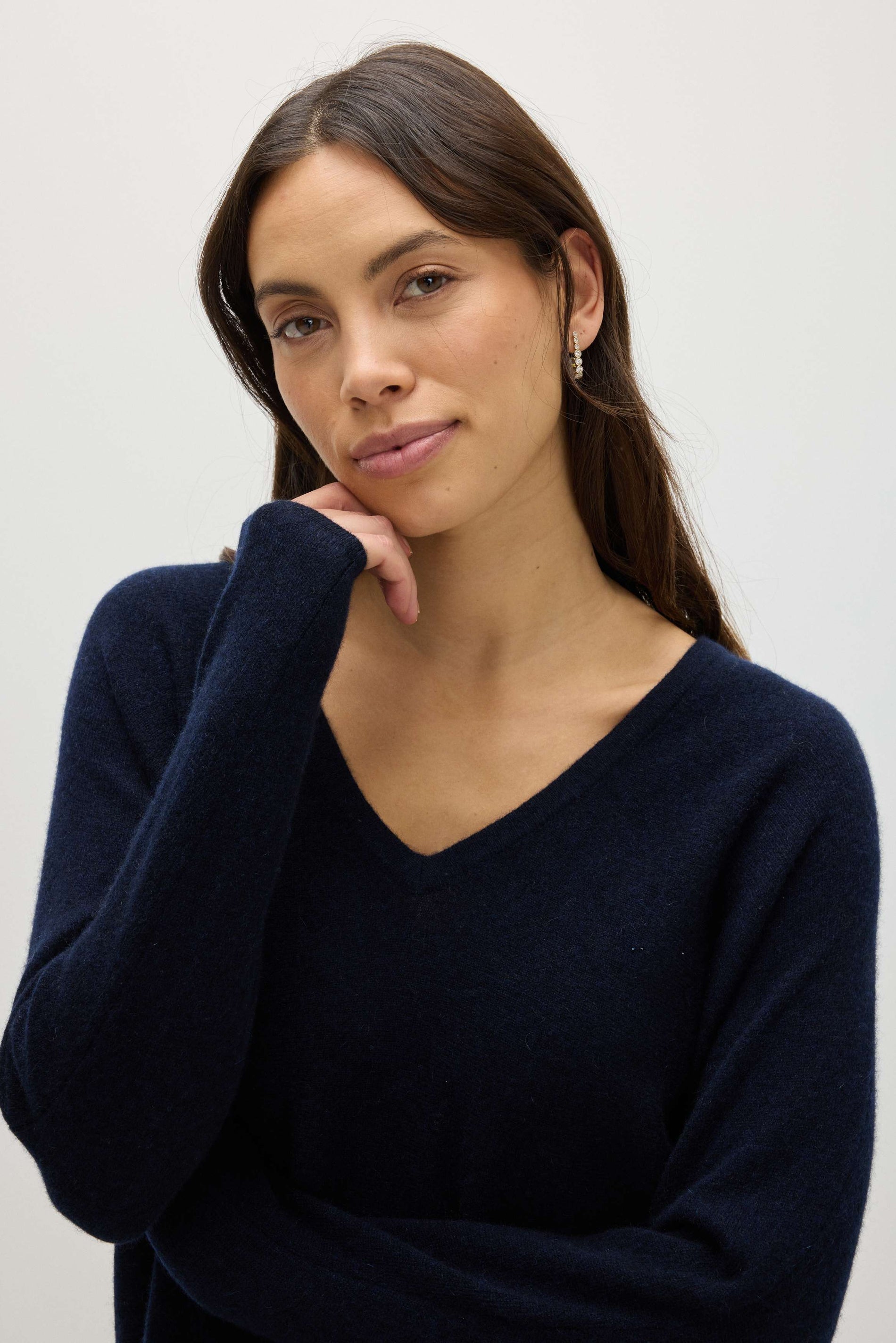 Davida Curved V-Neck Sweater Sweaters Navy