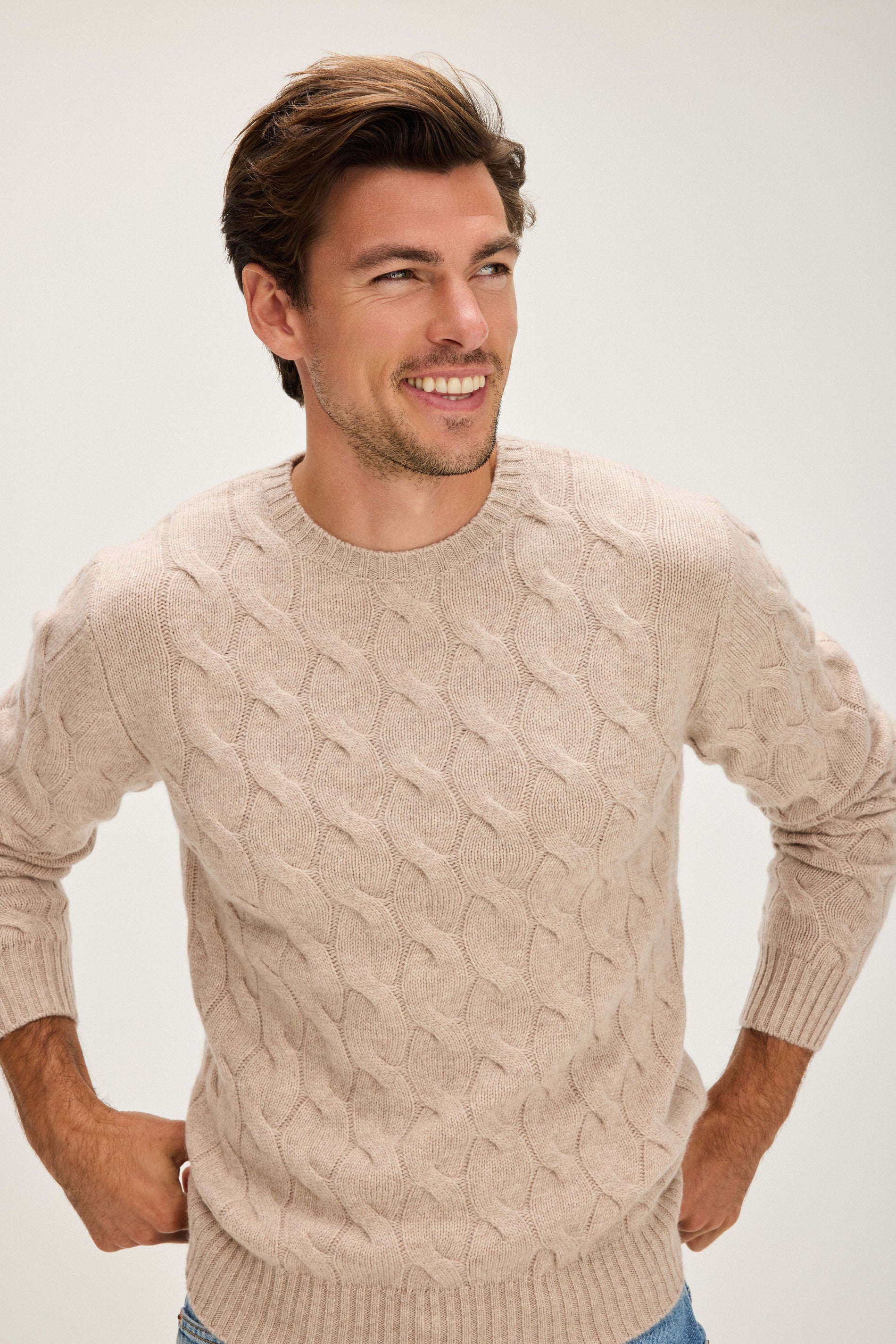 Davida Man Chunky O-neck Cable Sweaters Sand