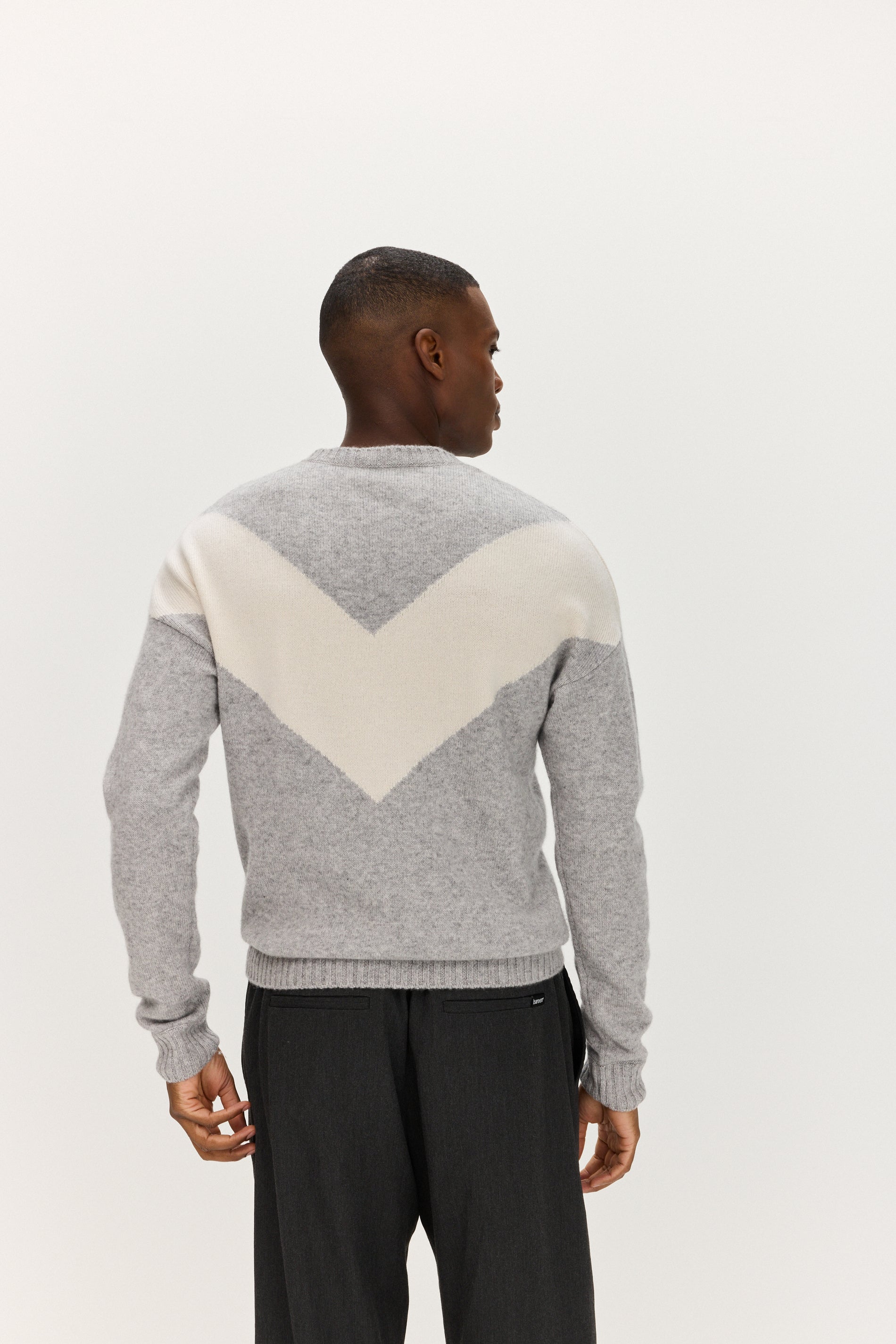 Davida Man Chunky O-neck V detail Sweaters Light Grey/White