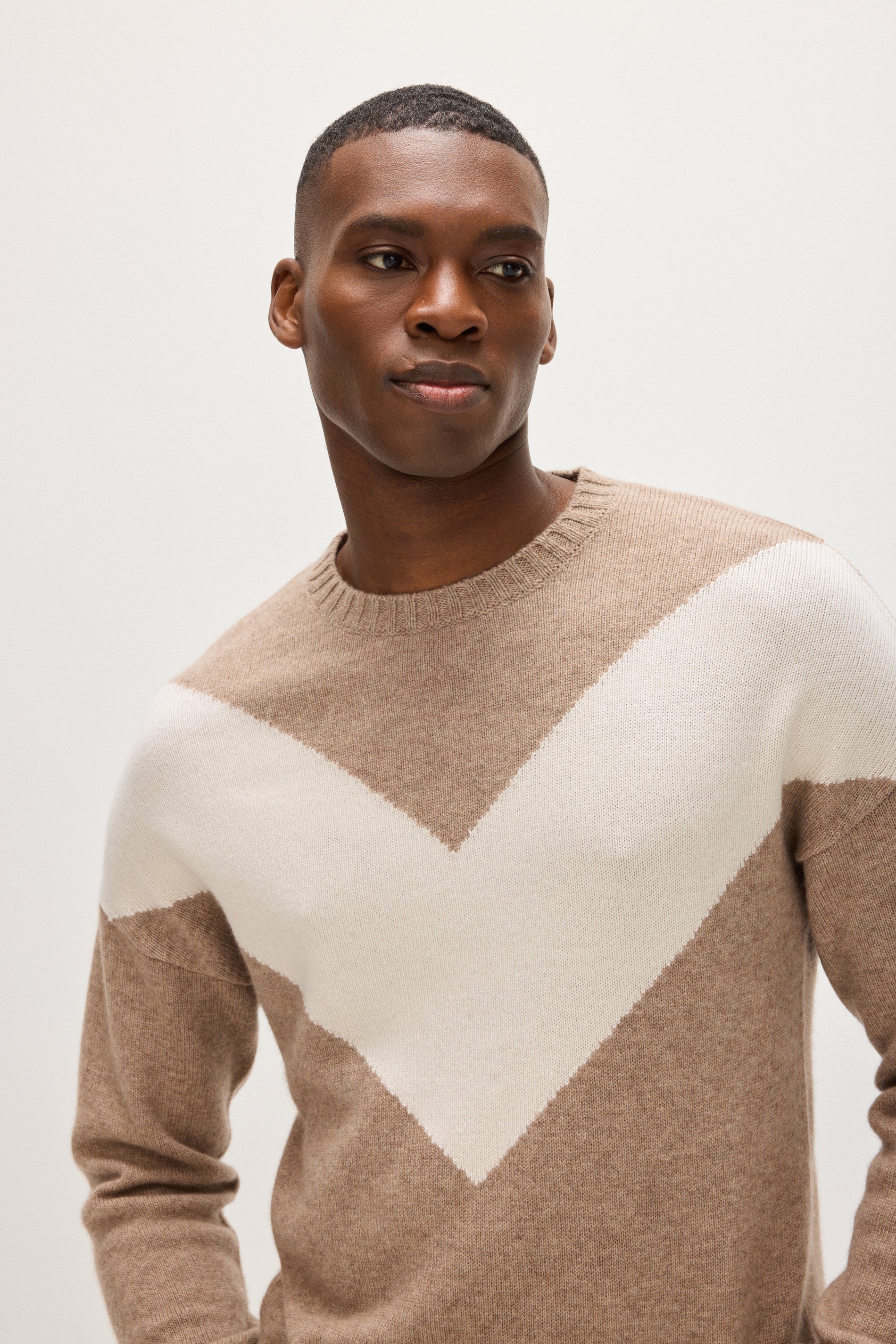 Davida Man Chunky O-neck V detail Sweaters Mink/White