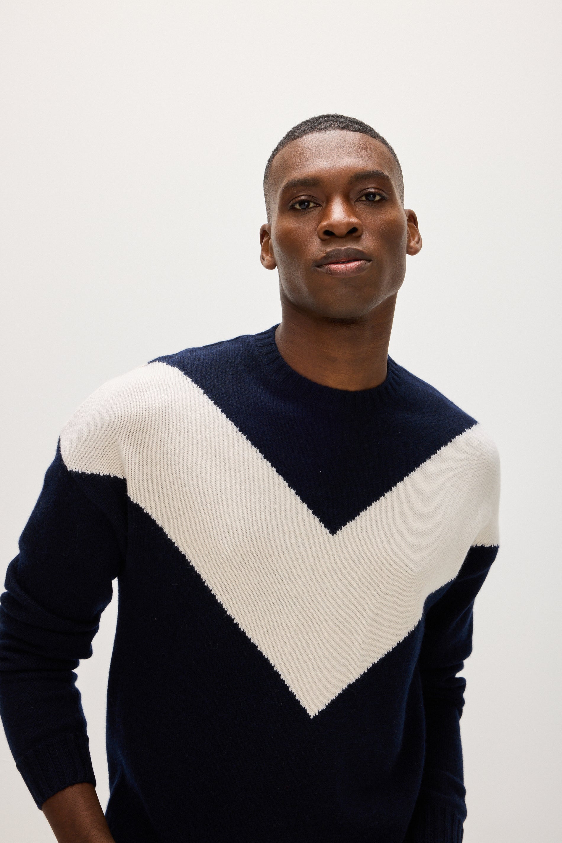 Davida Man Chunky O-neck V detail Sweaters Navy/White