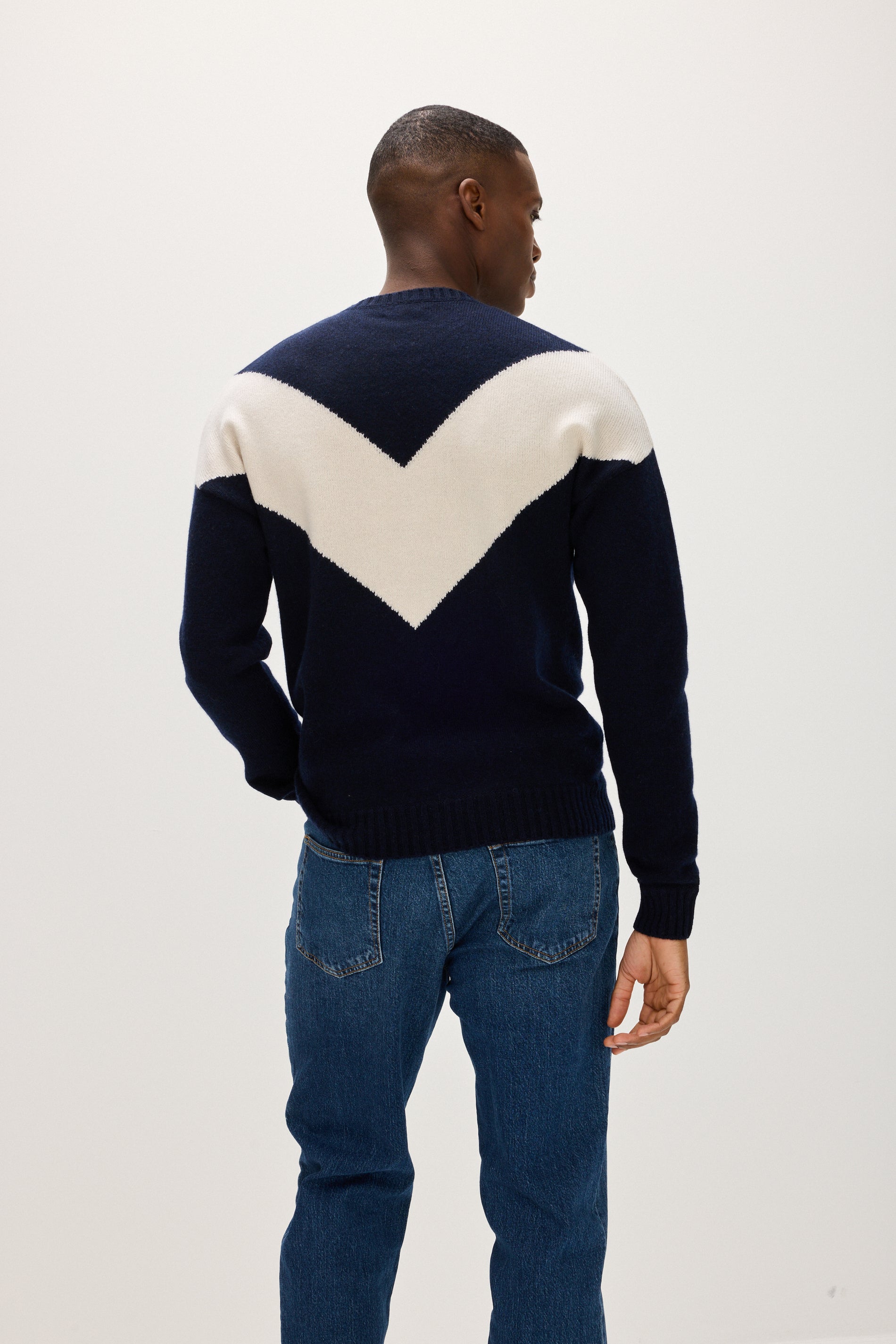 Davida Man Chunky O-neck V detail Sweaters Navy/White