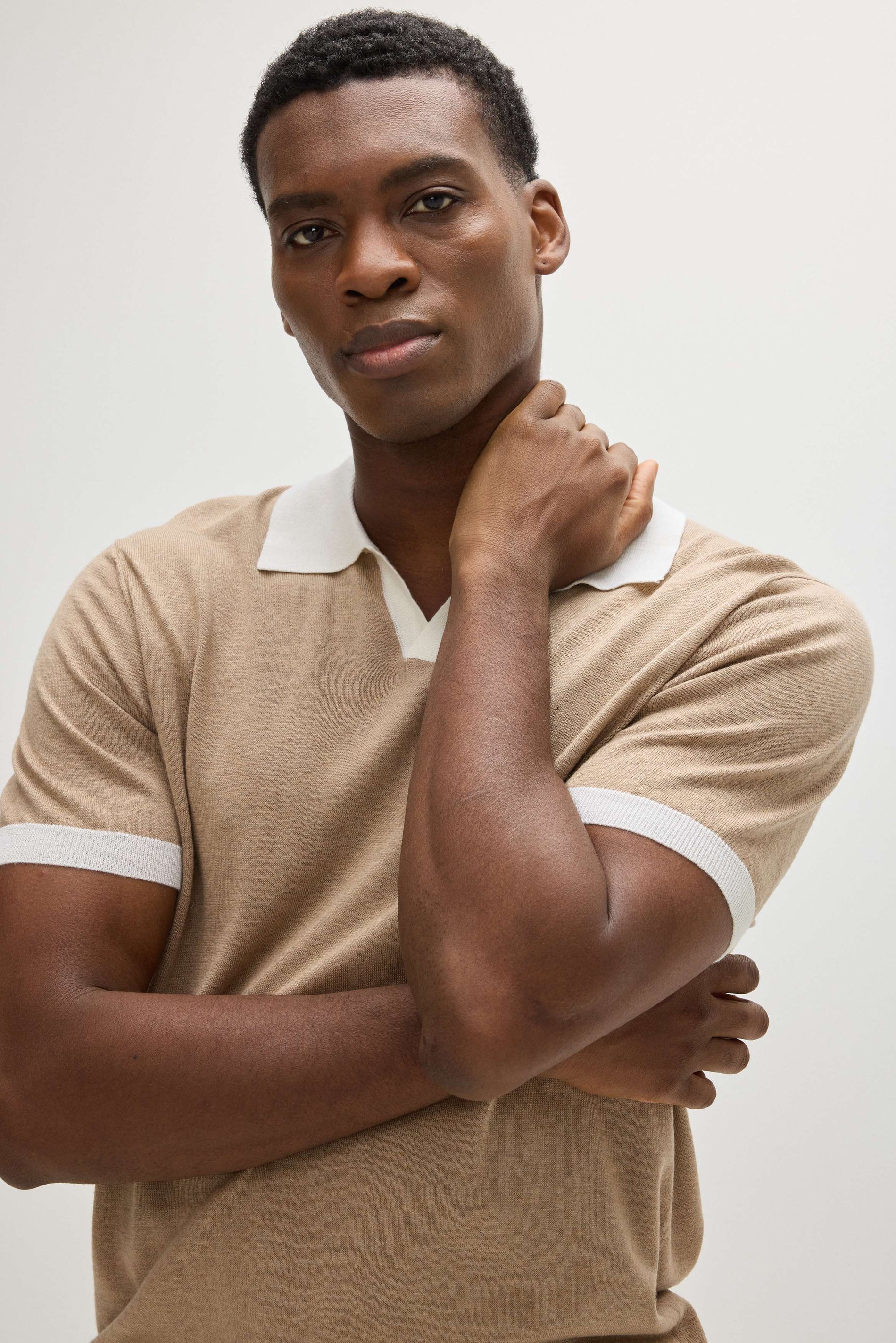 Davida Man Fine Knit Open Collar Block Color T-Shirt Sweaters Mink/White