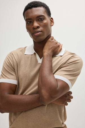 Man Fine Knit Open Collar Block Color T-Shirt - Mink/White