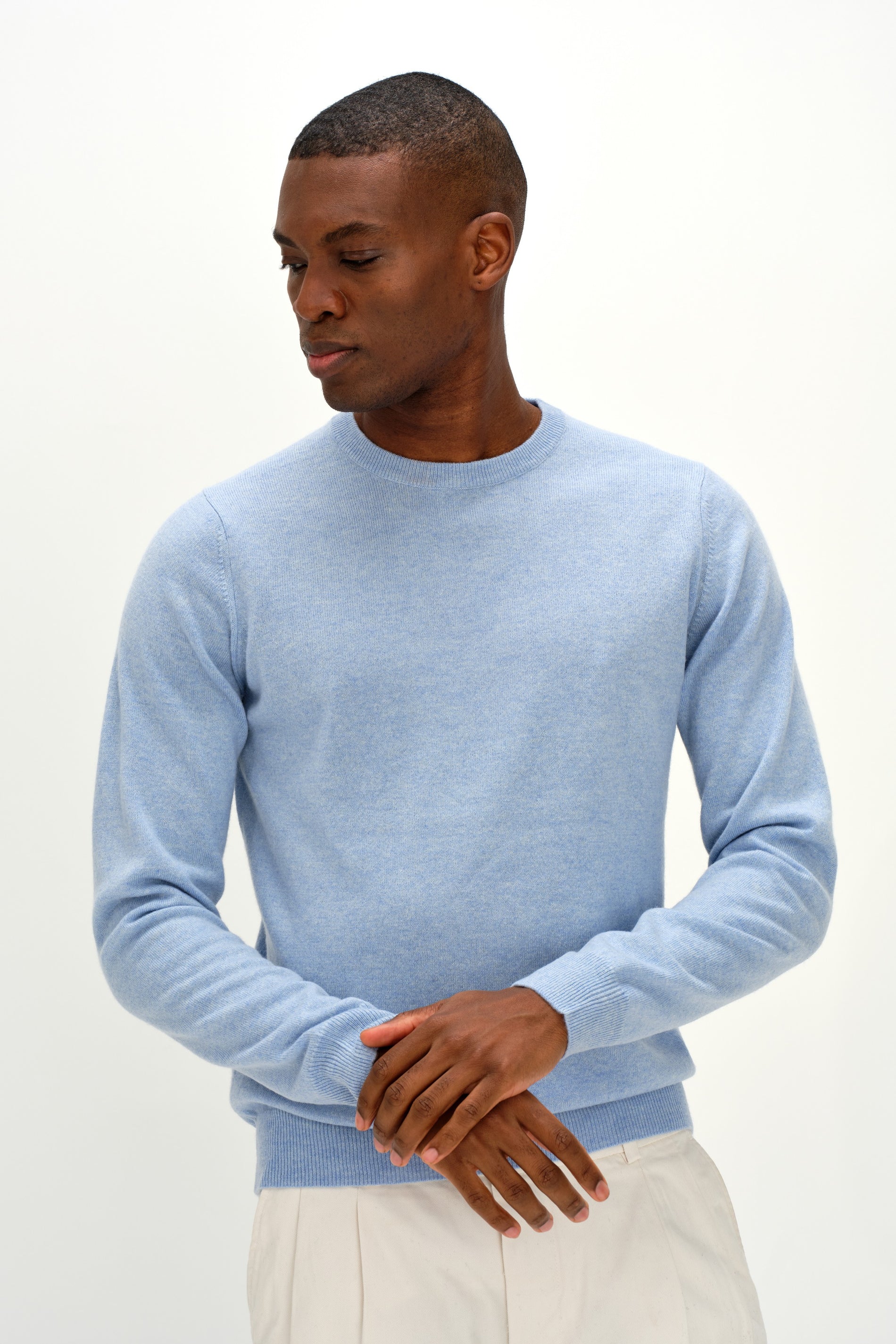 Davida Man O-neck Plain Sweaters Blue Fog
