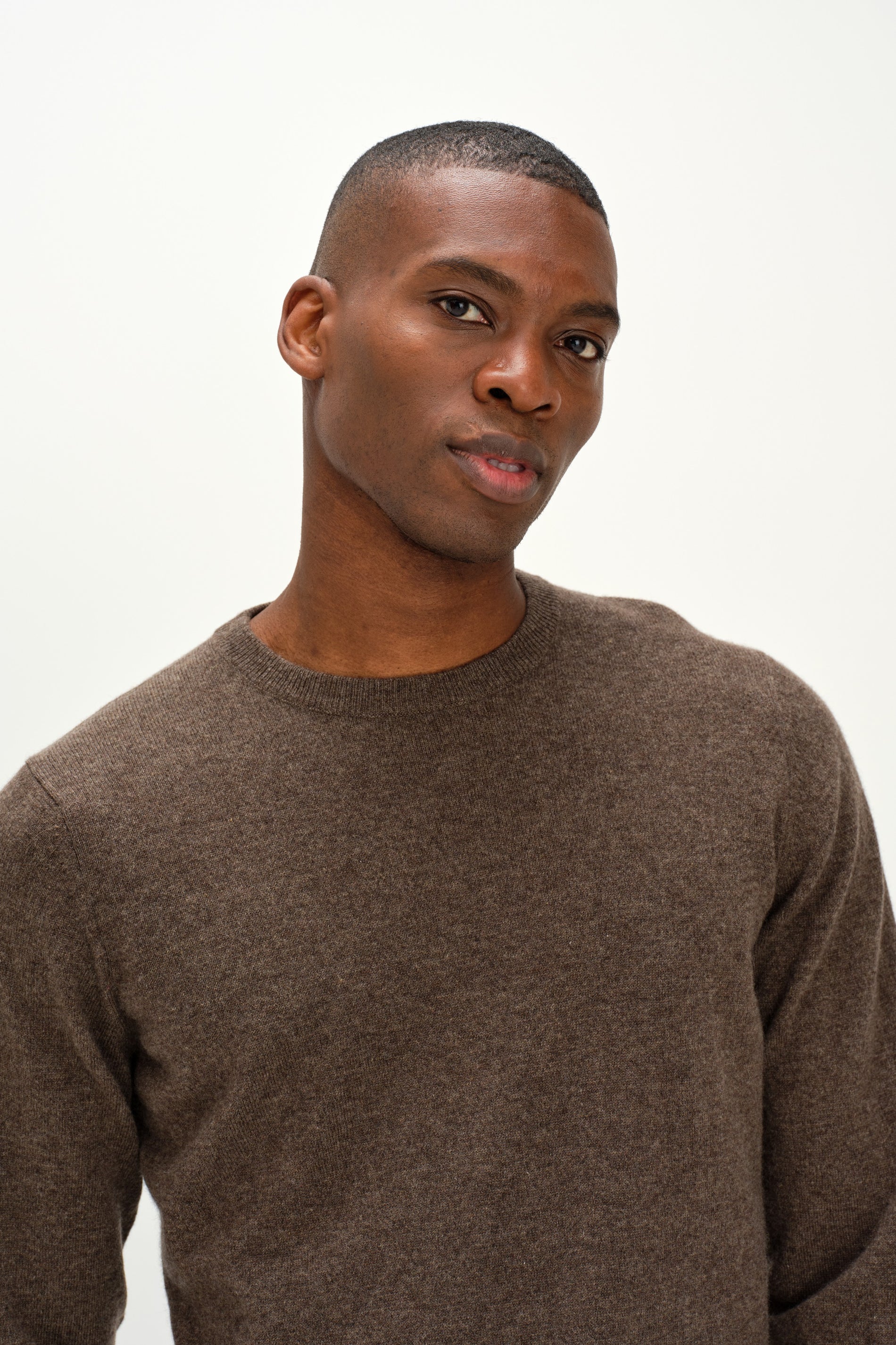 Davida Man O-neck Plain Sweaters Cacao