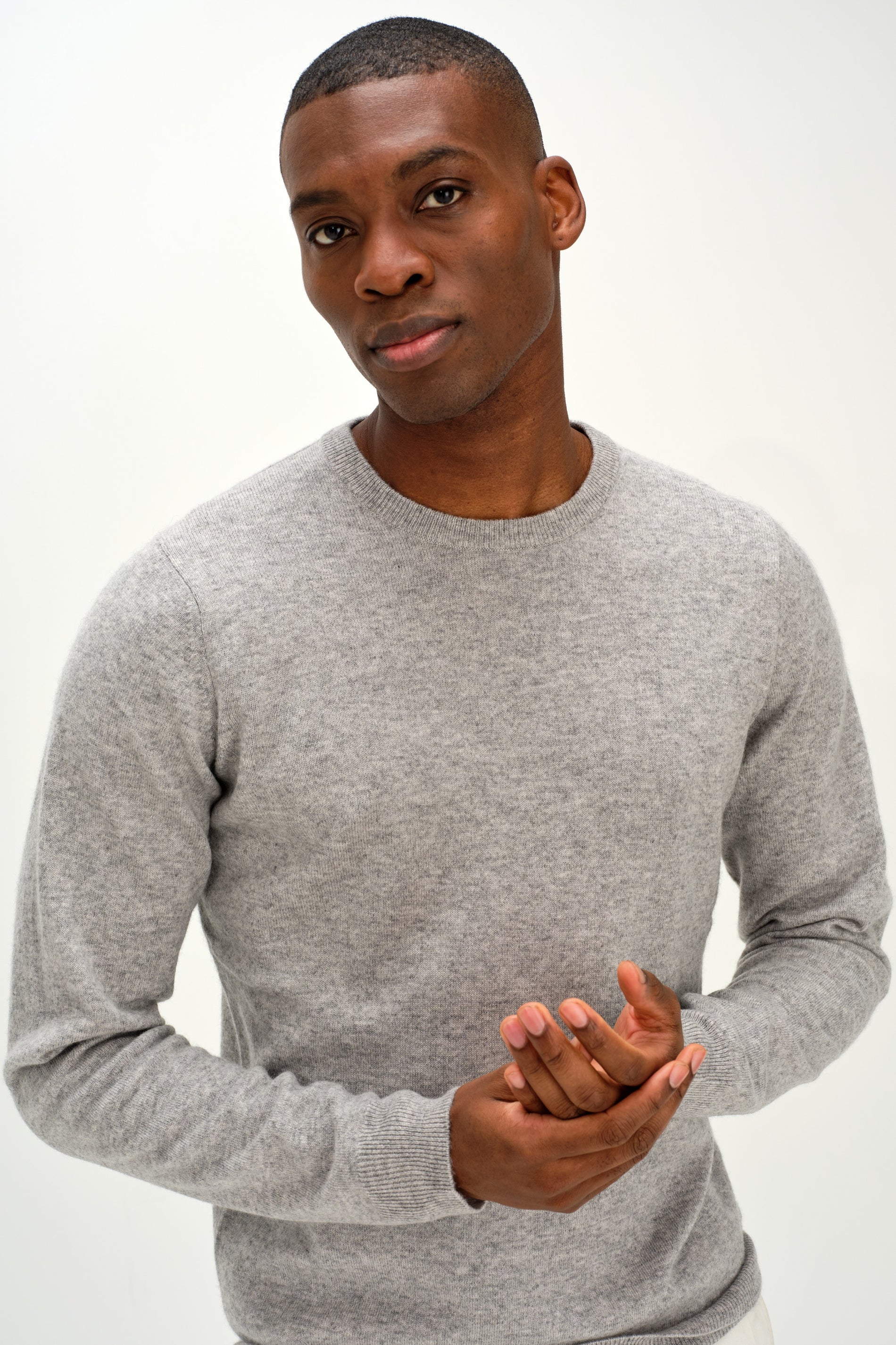 Davida Man O-neck Plain Sweaters Light Grey