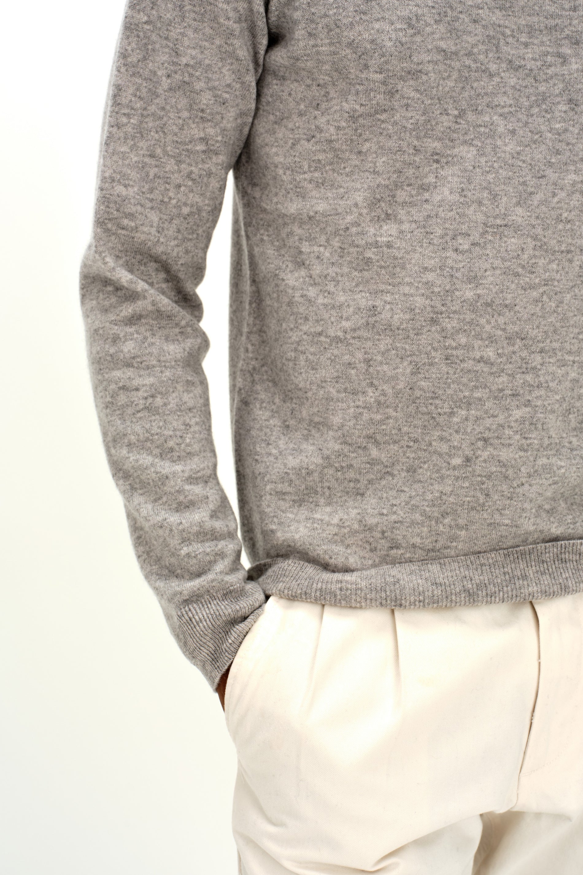 Davida Man O-neck Plain Sweaters Light Grey