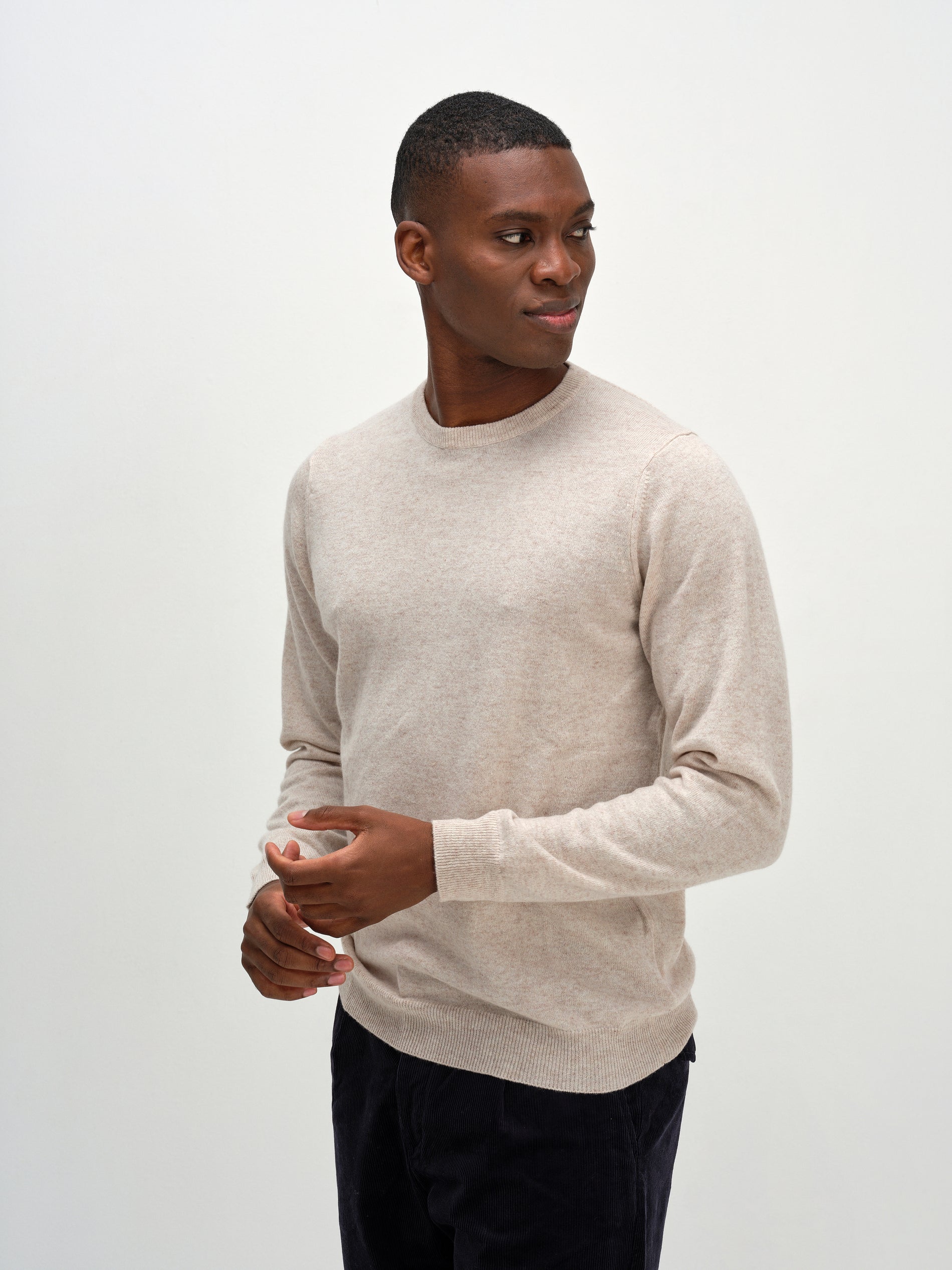 Davida Man O-neck Plain Sweaters Sand