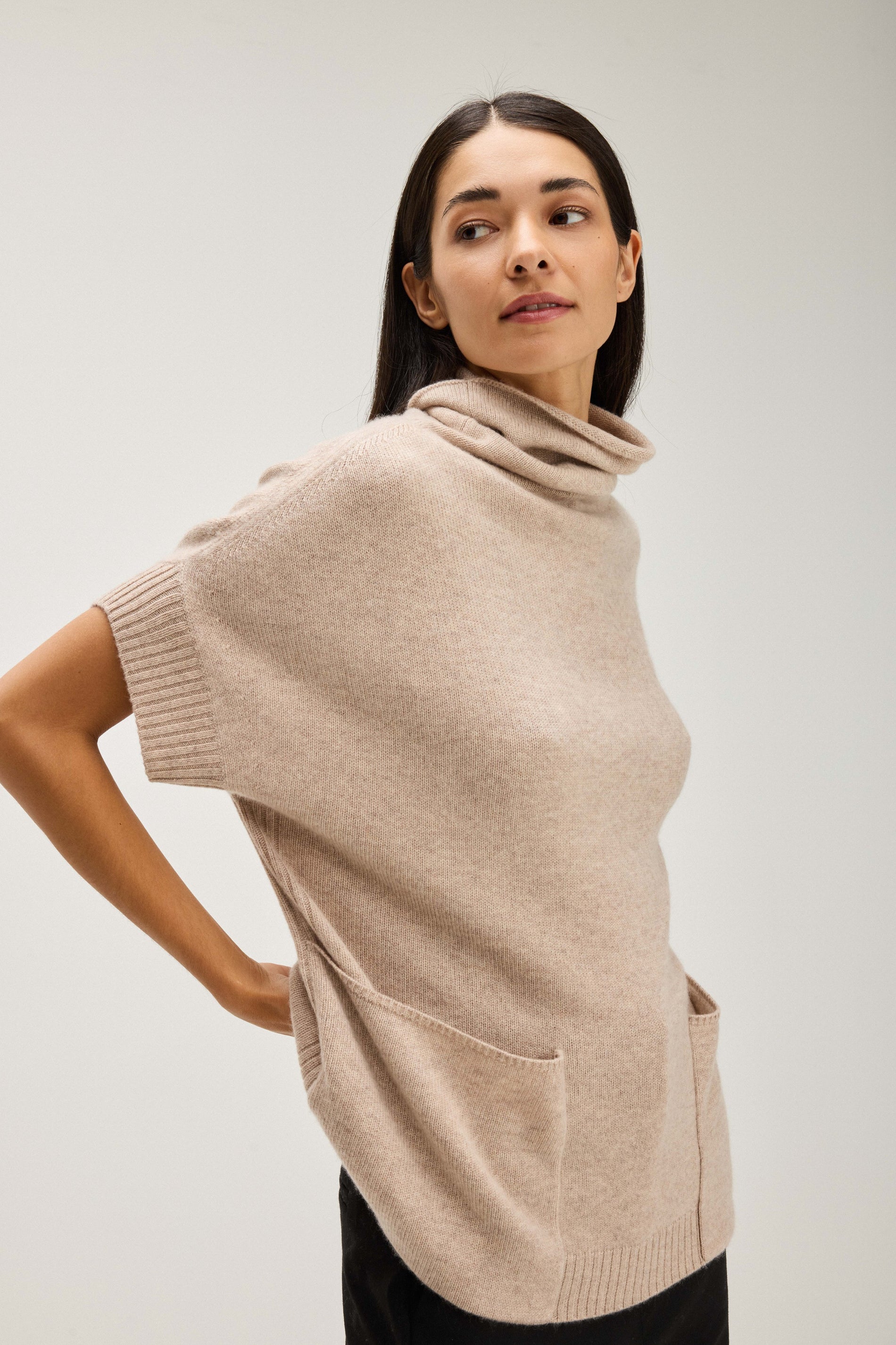 Davida Turtleneck Double Pocket Vest Sweaters Sand