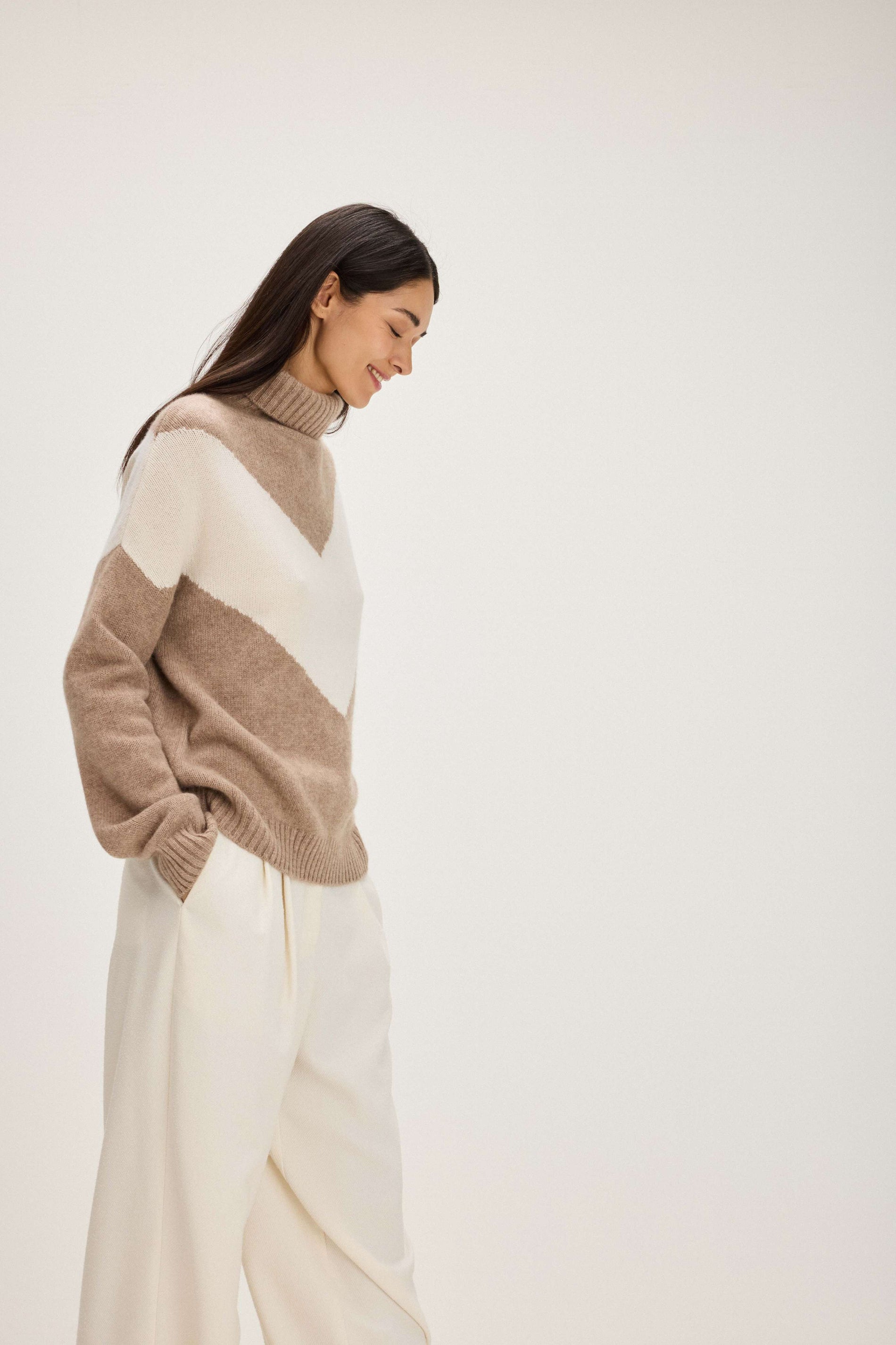 Davida V Detail Turtleneck Sweaters Mink/White