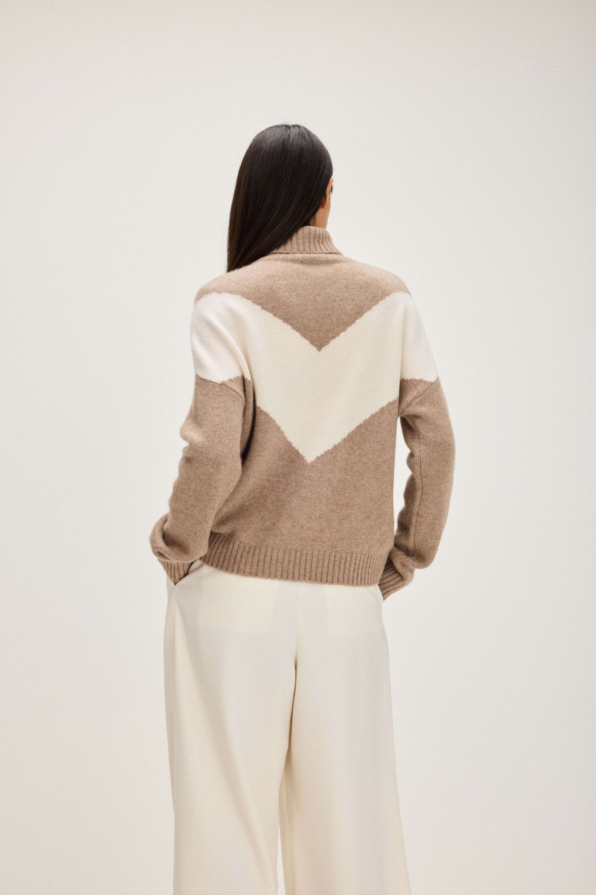 Davida V Detail Turtleneck Sweaters Mink/White