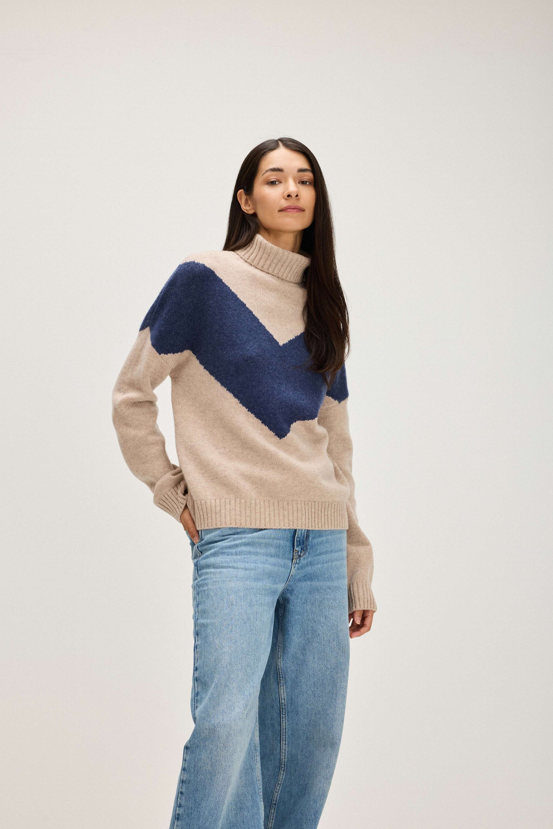 Davida V Detail Turtleneck Sweaters Sand/Denim