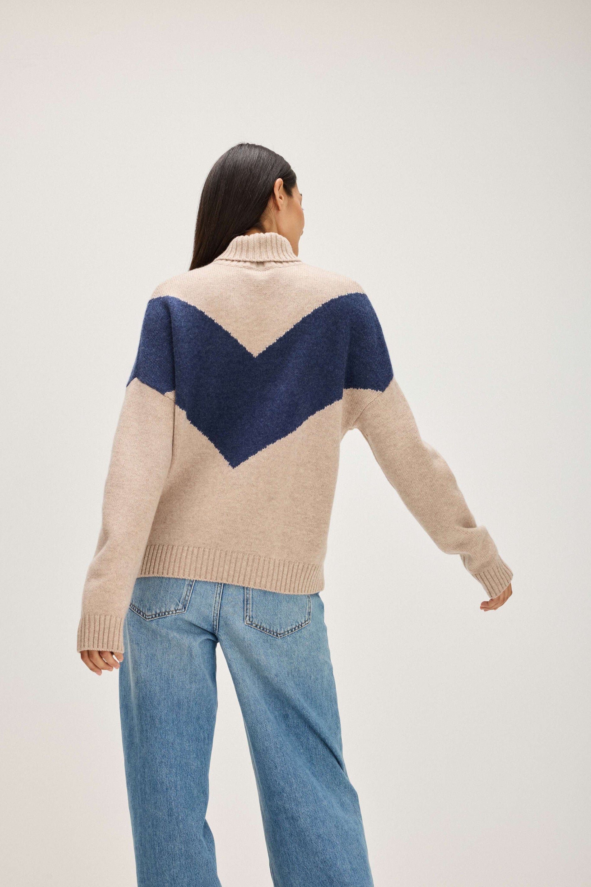 Davida V Detail Turtleneck Sweaters Sand/Denim